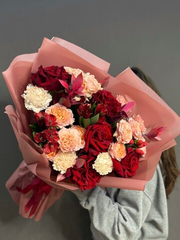 Авторский букет в персиково-бордовой гамме
