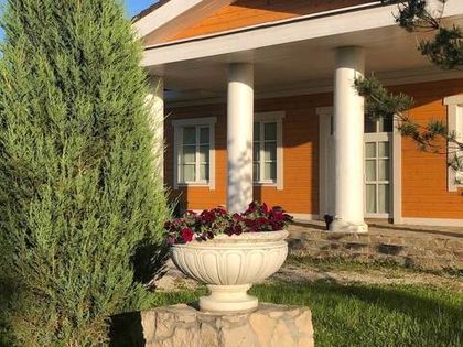 Перед зданием Общественного центра высажены цветы