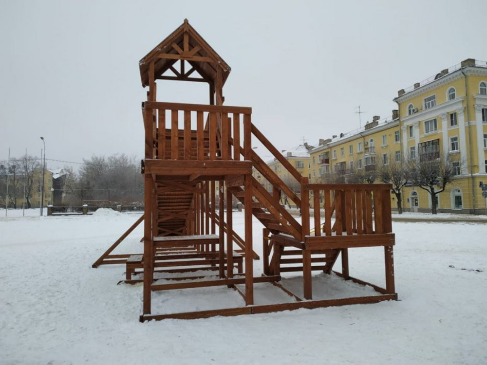 Зимняя деревянная заливная горка Теремок (скат 12 м)