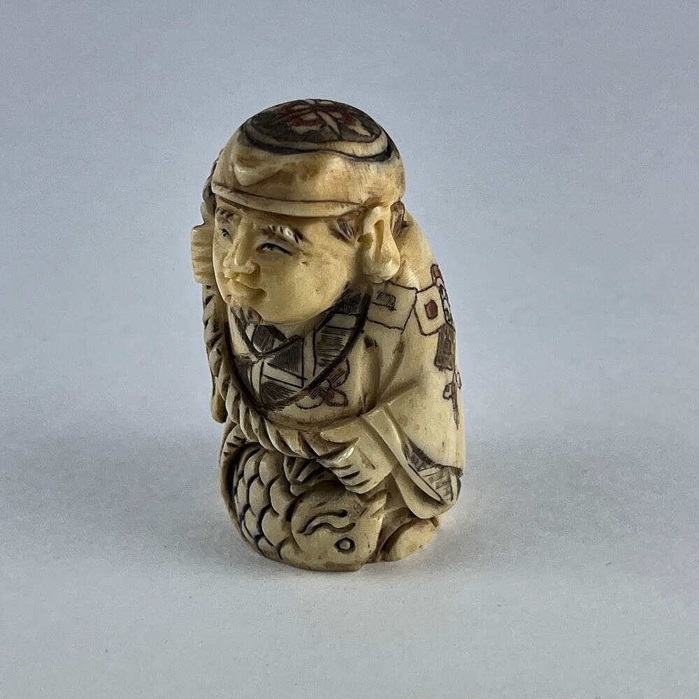 Статуэтка нэцкэ Эбису с рыбой