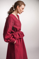 Платье с V-вырезом, поясом-баской и длинным рукавом из крапивы бордо