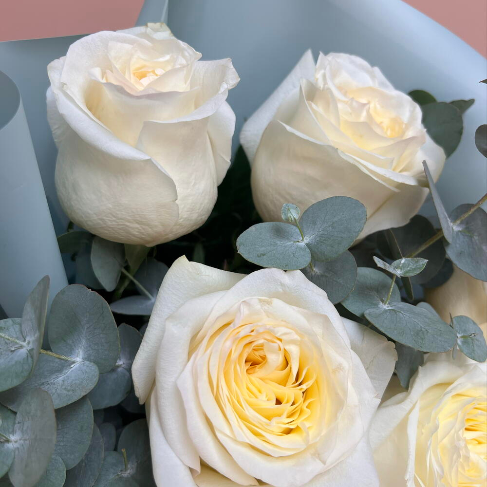 Нежный букет из ароматных пионовидных роз с эвкалиптом