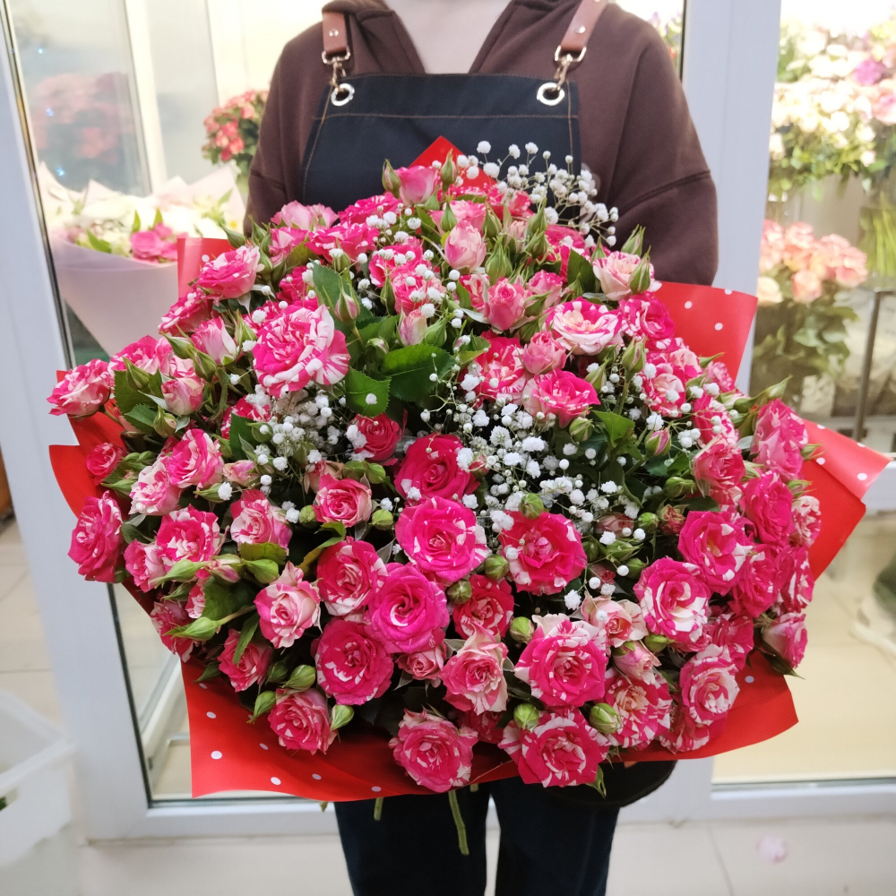 Букет из 19 кустовых роз  с белой гипсафилой в дизайнерском оформлении