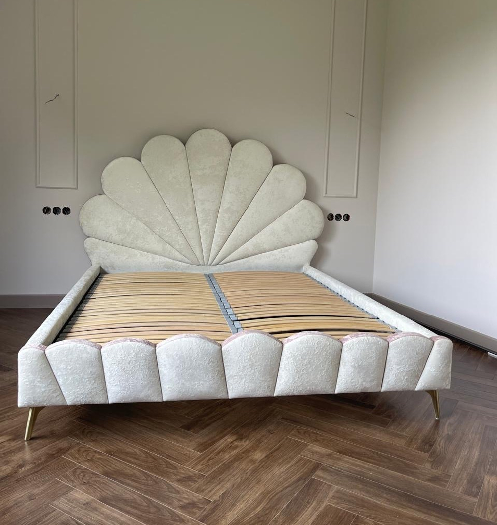 Двуспальная кровать с мягким изголовьем
