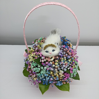 Композиция из радужной гипсофилы Кошка в лукошке