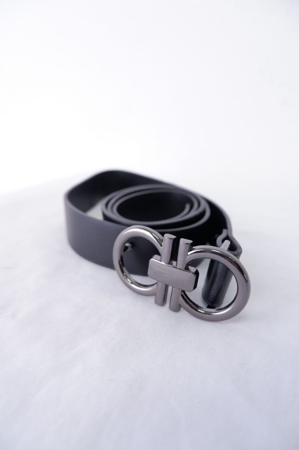 Ремень черный узкий с оригинальной пряжкой, новый