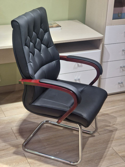 Кресло офисное 2338B 582045 Black color LEATHER на полозьях