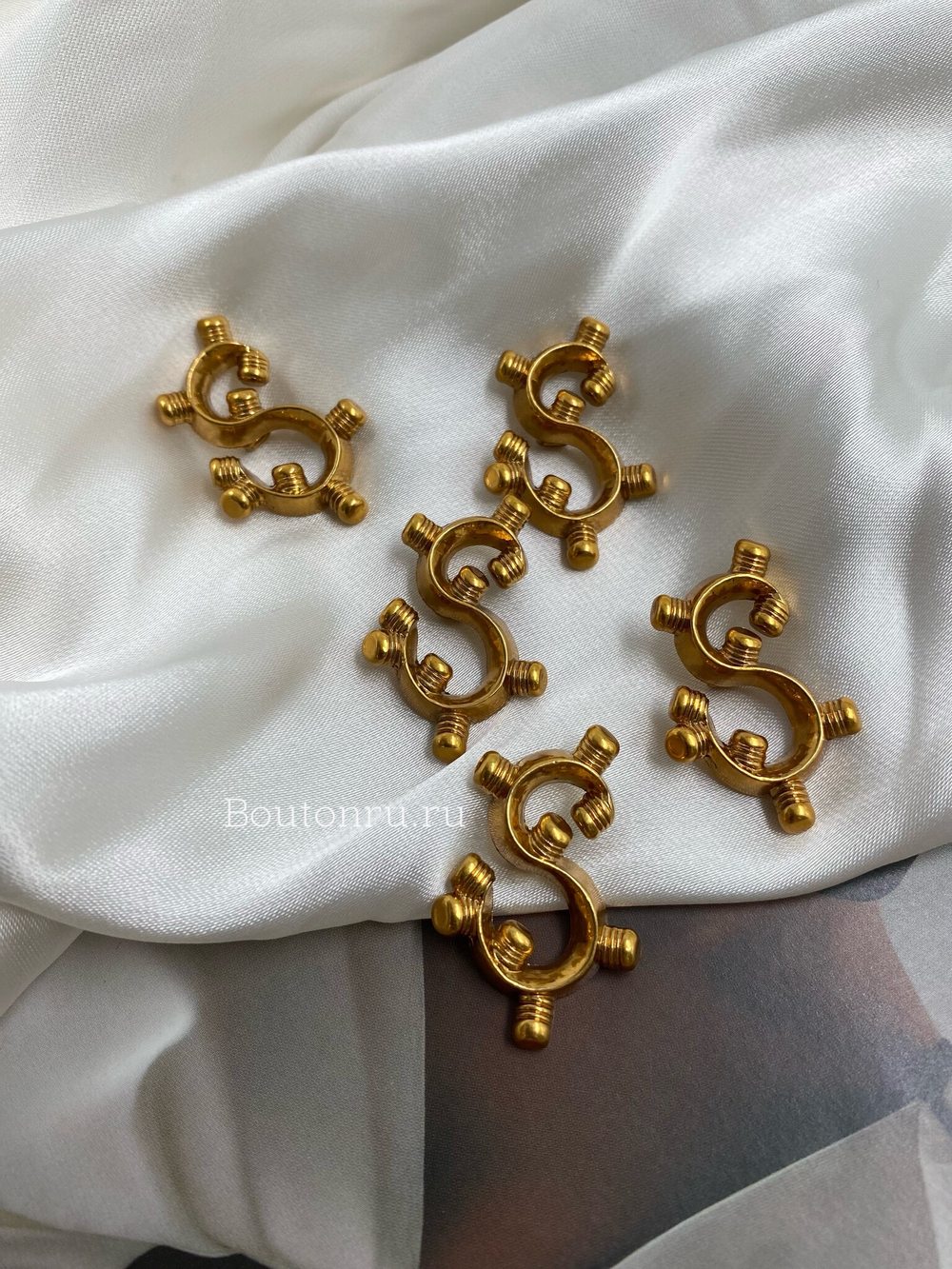 Пуговицы Скиап. "S" с резьбой античное золото