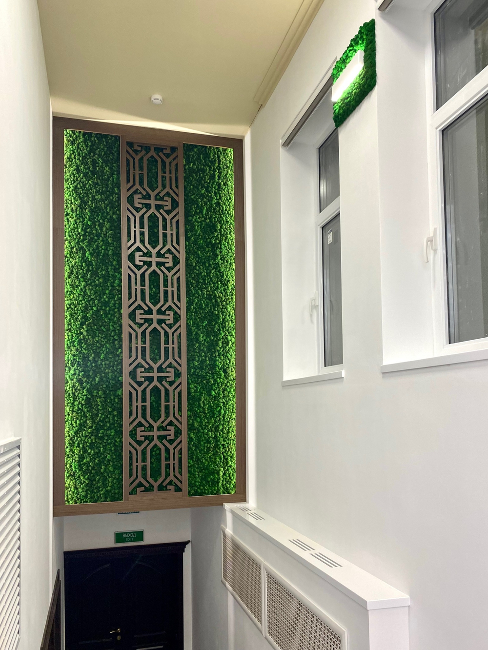 Вертикальное озеленение стабилизированным мхом зала заседания Дома Правительства Республики Адыгея