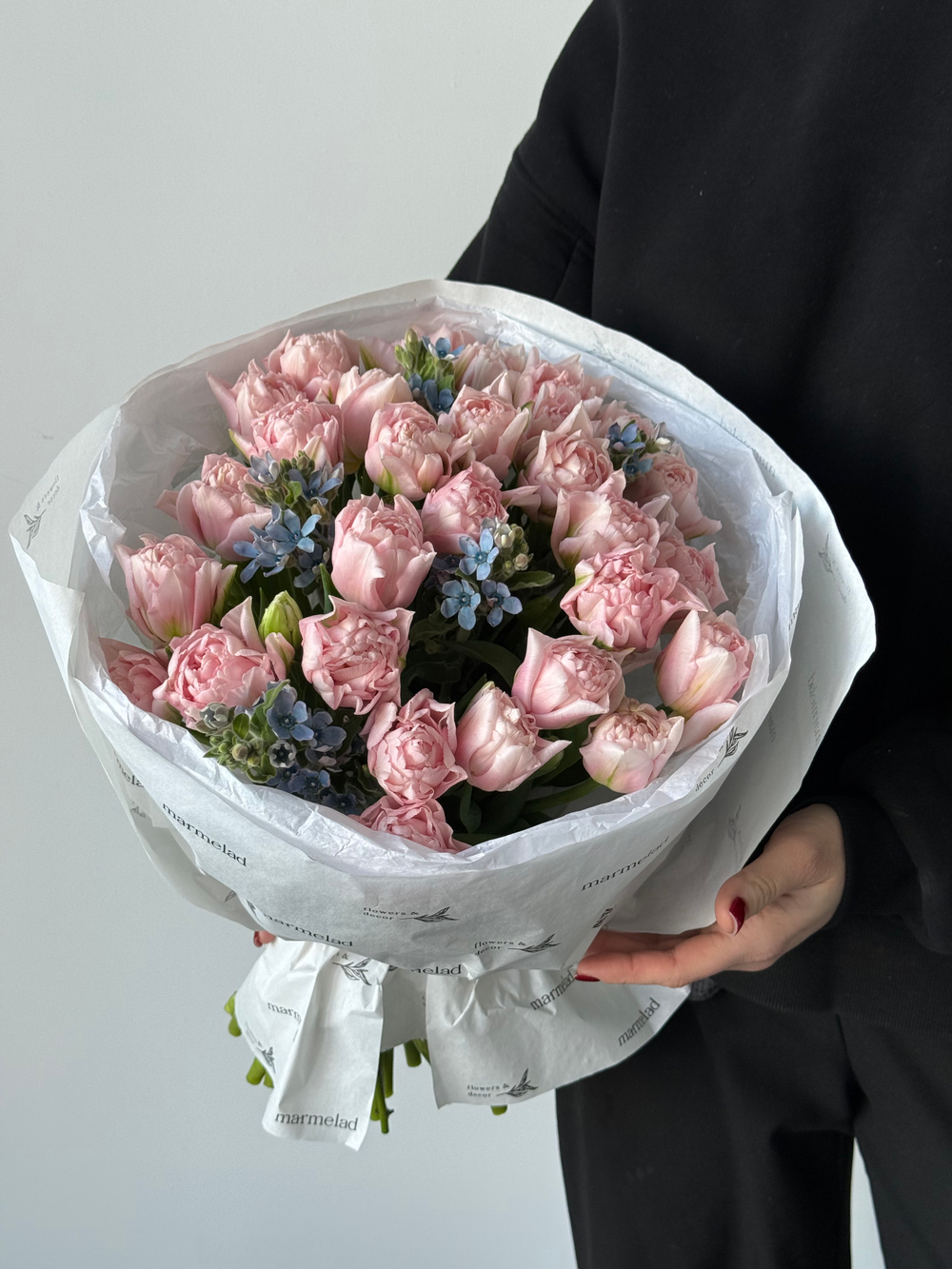 Букет из 31 розовых пионовидных тюльпанов и голубого оксипеталума