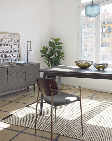 Стул Maureen ясеневый шпон в темной отделке и металл с отделкой из латуни Испания la Forma