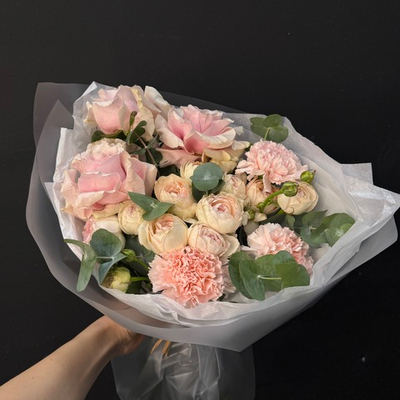 Букет из французской розы, кустовой розы и диантусов с эвкалиптом