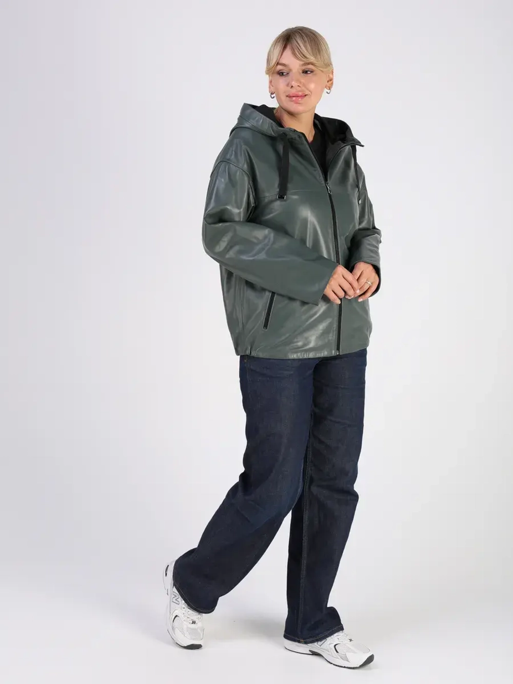 Кожаная куртка демисезонная с капюшоном короткая