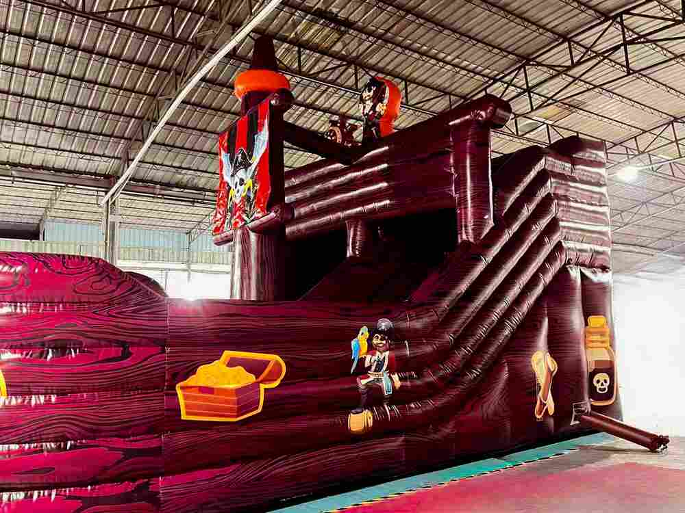 Большой надувной батут-горка “Пиратский корабль” 10*5*6 м