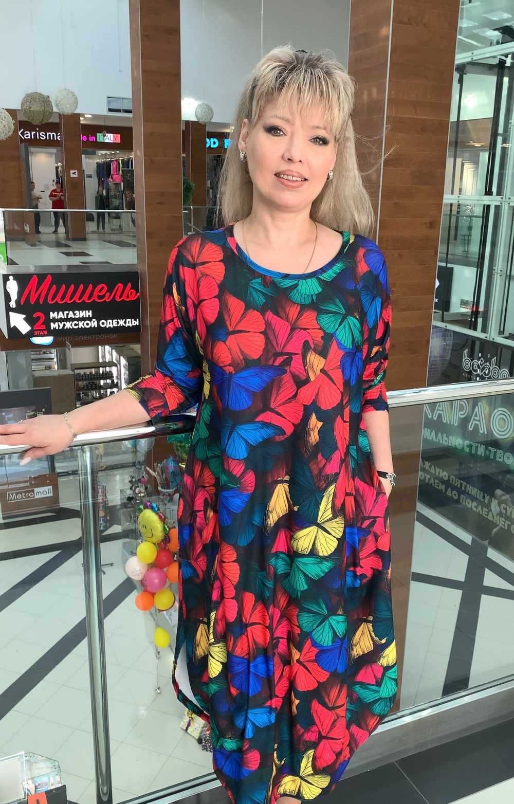 Трикотажное яркое платье с разрезами по бокам