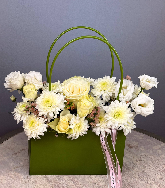 Цветочная композиция с добавлением роз и эустомы