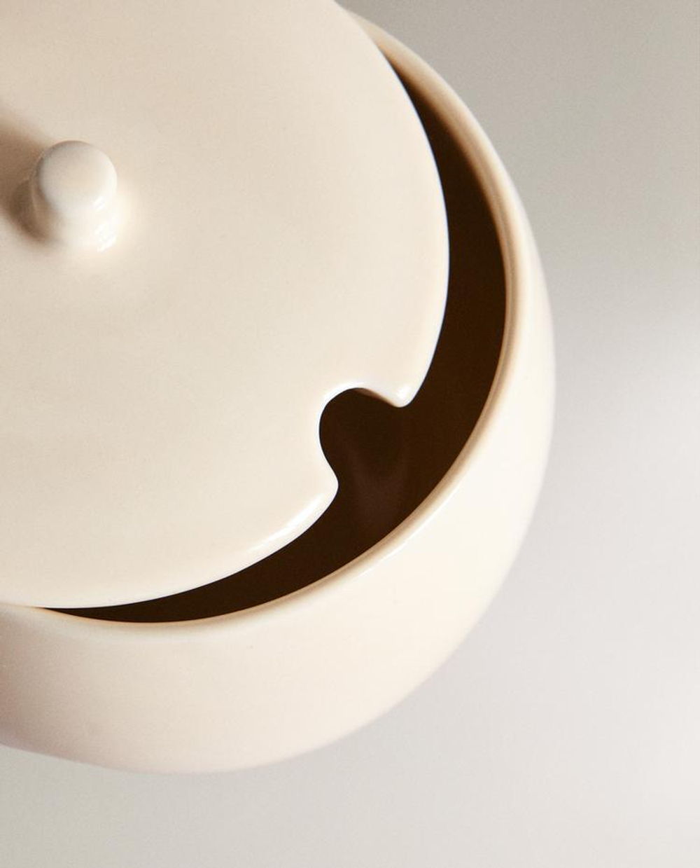 ZARA HOME ОДНОТОННАЯ САХАРНИЦА ИЗ КЕРАМИКИ С ЛОЖКОЙ, КРЕМОВЫЙ