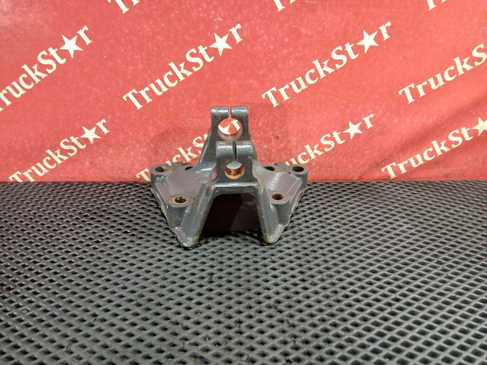 Кронштейн передней рессоры левый