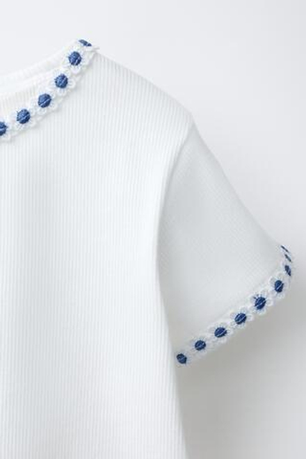 ZARA ФУТБОЛКА С ЦВЕТОЧНЫМ ПРИНТОМ, СИНИЙ/БЕЛЫЙ