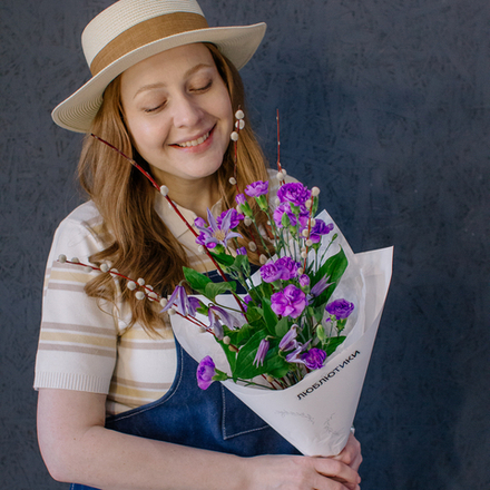 160. Яркий весенний букет с гвоздикой, клематисом и веточками вербы