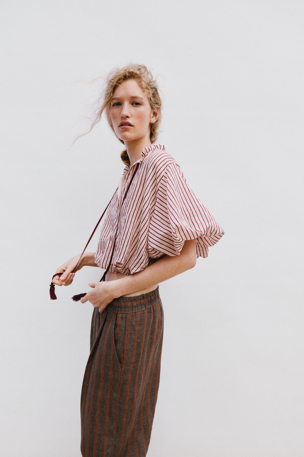 ZARA ТОП-БАЛЛОН В ПОЛОСКУ С ЗАВЯЗКАМИ, ЭКРЮ/ГРАНАТОВЫЙ