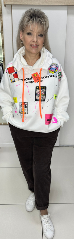 Белая толстовка-худи с ярким принтом и капюшоном