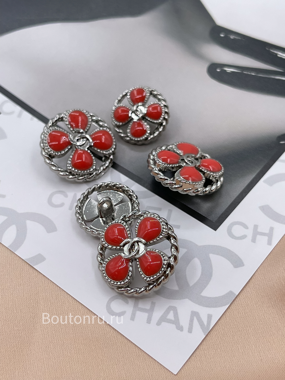 Пуговицы Шан. красный цветок в серебряном обрамлении