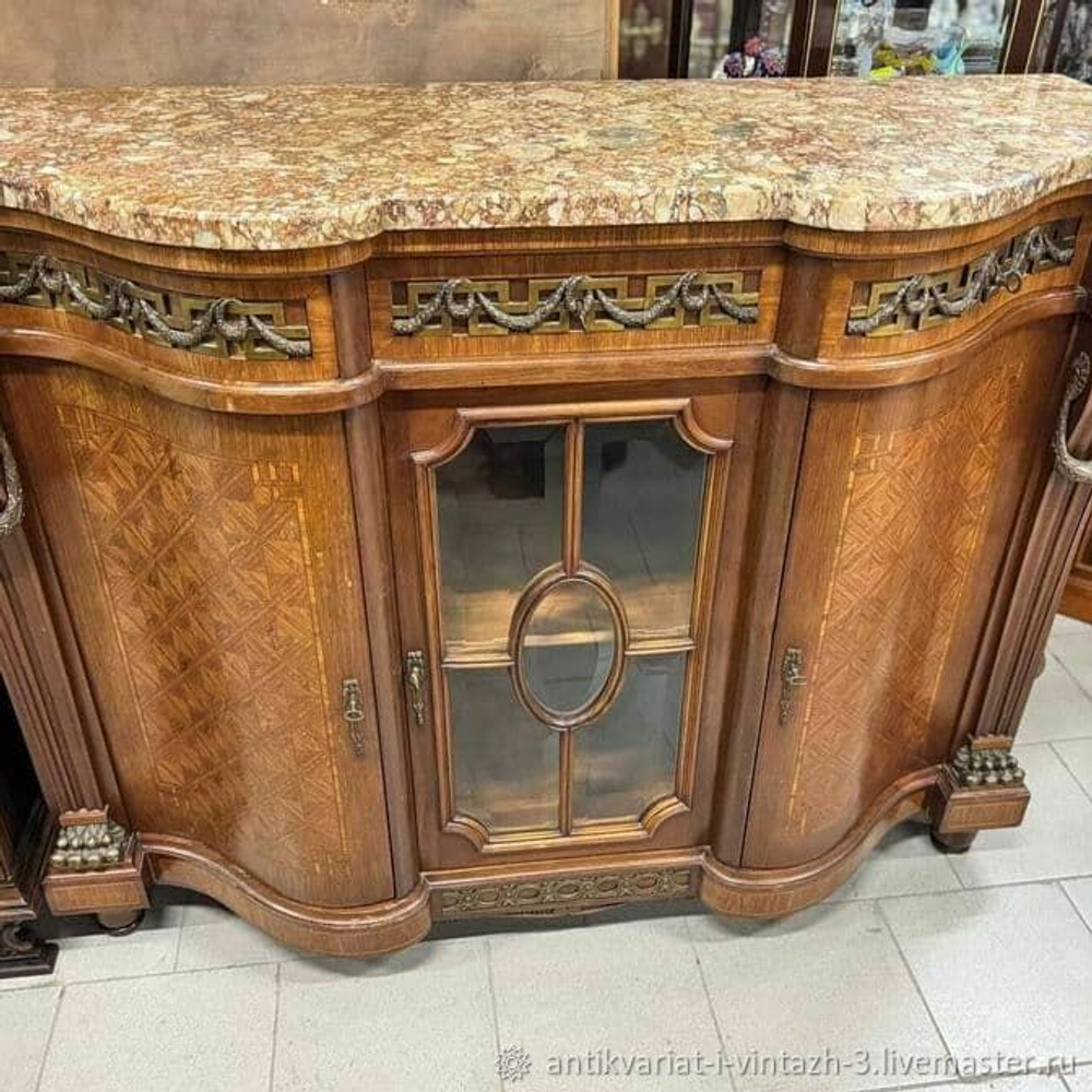 Старинный большой комод с мрамором