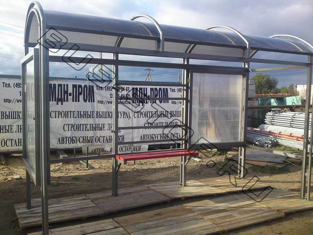 Павильон из каленого стекла с рекламными щитами