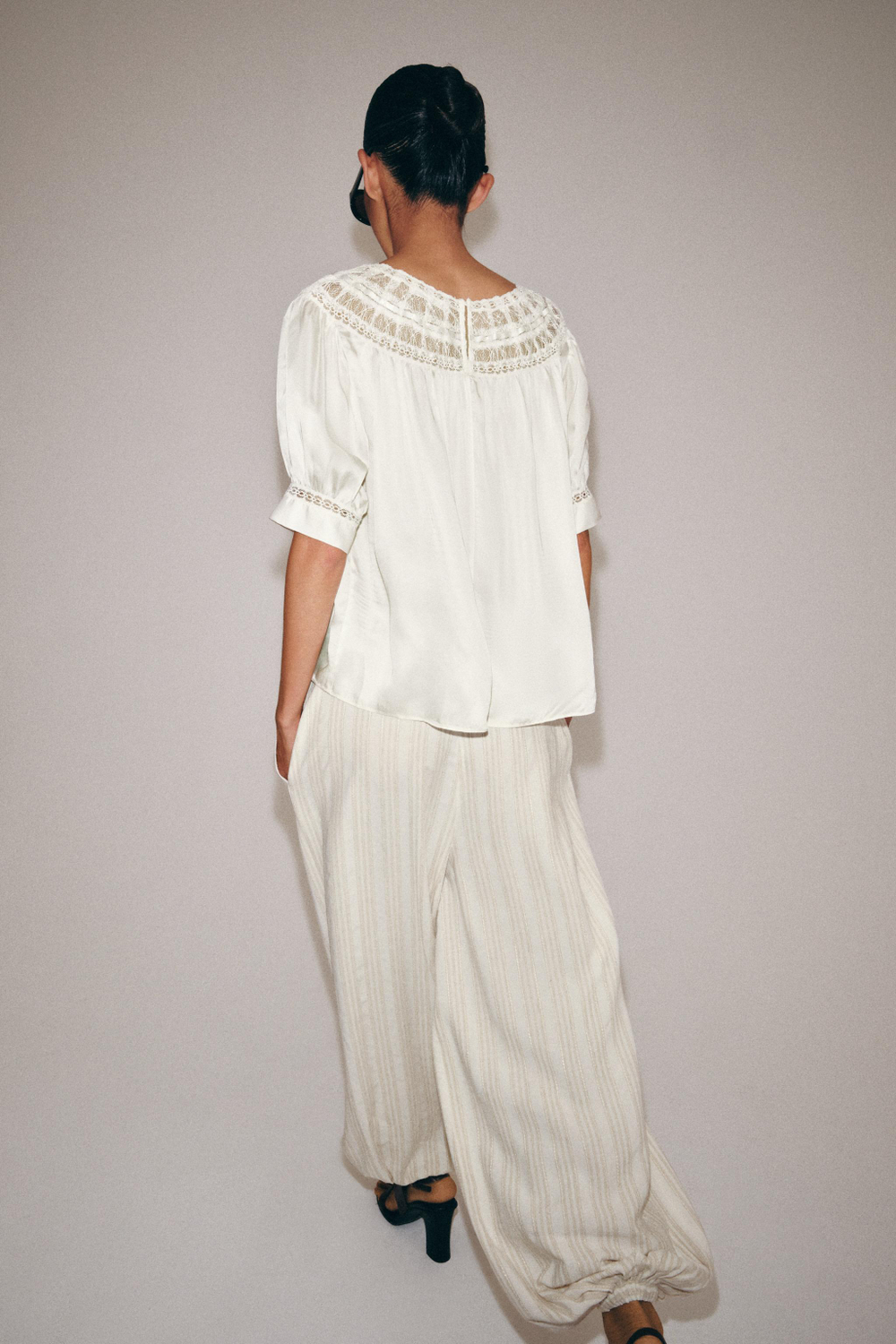 ZARA БЛУЗА С КОРОТКИМИ РУКАВАМИ И КРУЖЕВОМ — ZW COLLECTION, БЕЛЫЙ