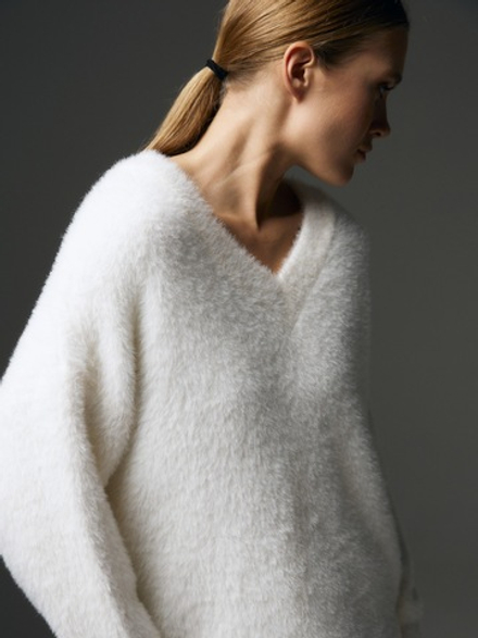 Джемпер пушистый, цвет молочный