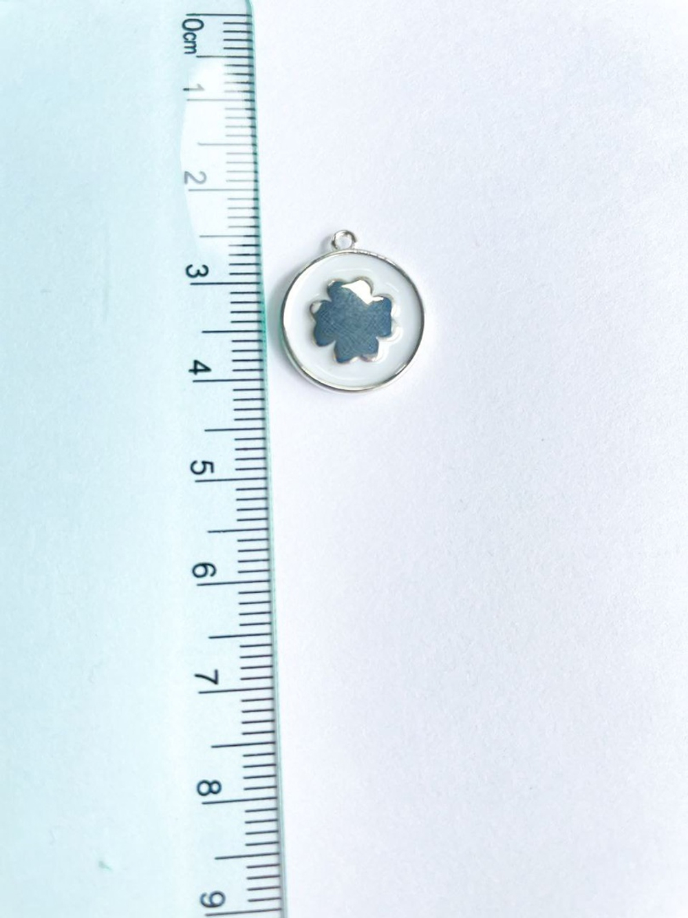 0747-р Подвеска "Четырехлистник" с белой эмалью, 20мм, родий
