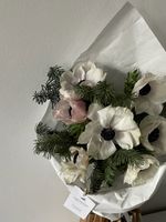 Букет из анемонов и хвои