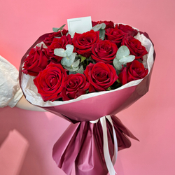 Моно букет из 15 роз Эксплорер и эвкалипта 240220262