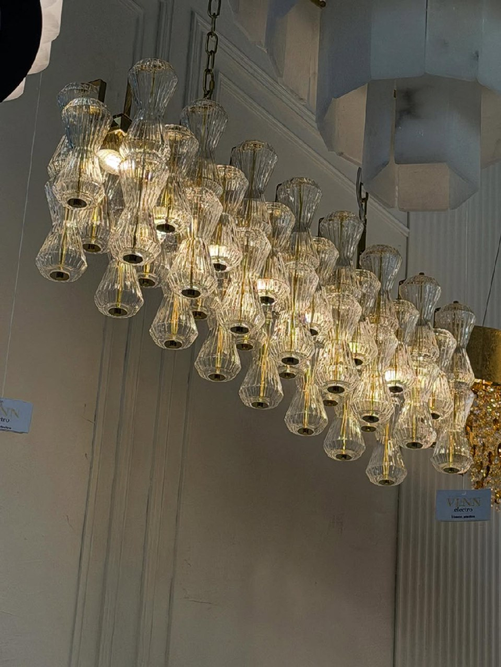 Эффектная люстра с множеством рифлёных стеклянных плафонов на золотом основании ✨