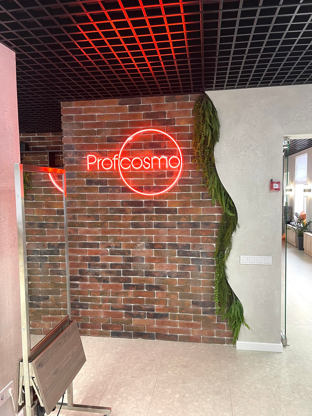 Озеленение искусственной зеленью офиса компании «Profcosmo»