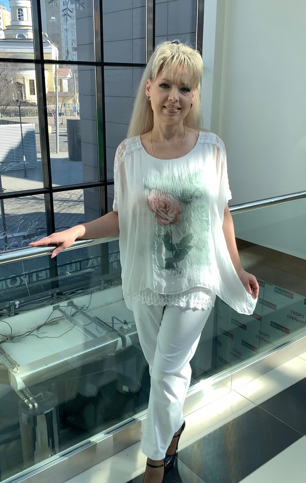 Белый блузон-двойка из шелка с кружевами и изображением розы