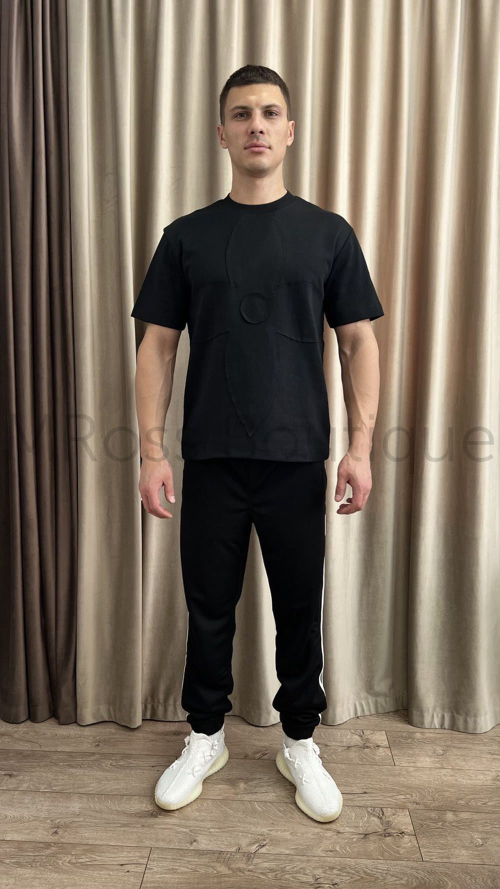 Черная футболка Louis Vuitton с большим цветком в тон