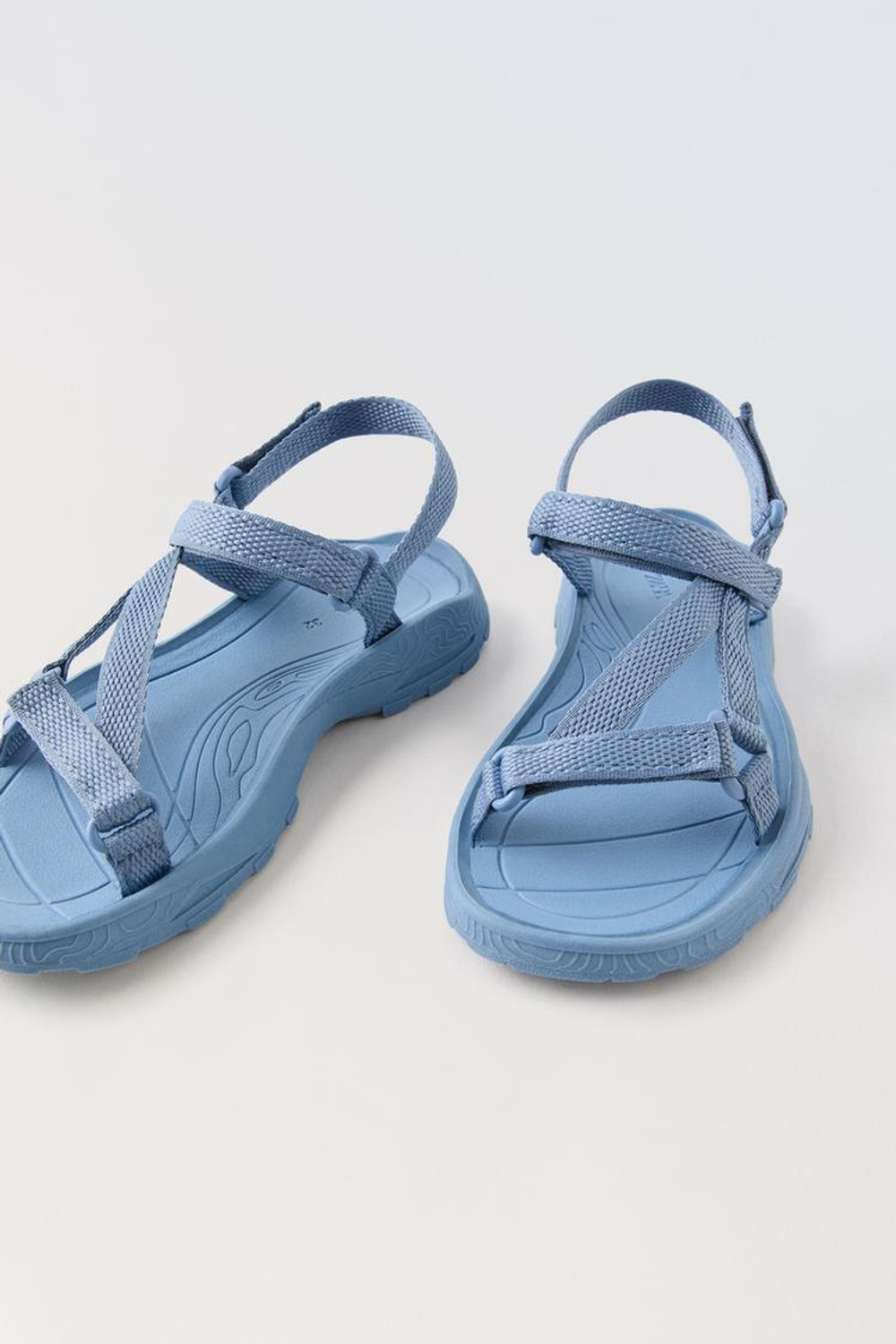 ZARA САНДАЛИИ ИЗ ВЫСОКОТЕХНОЛОГИЧНОЙ ТКАНИ НА ПЛАТФОРМЕ, СИНИЙ