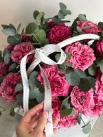 предзаказ - цветочная корзина из роз Кантри и эвкалипта размер M