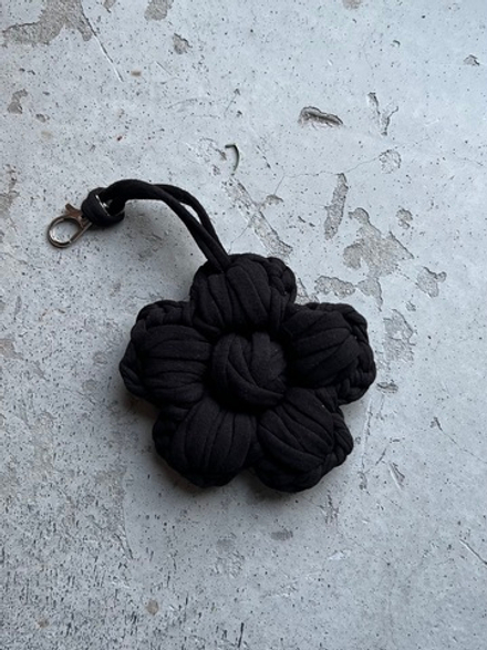 Брелок-цветок черный