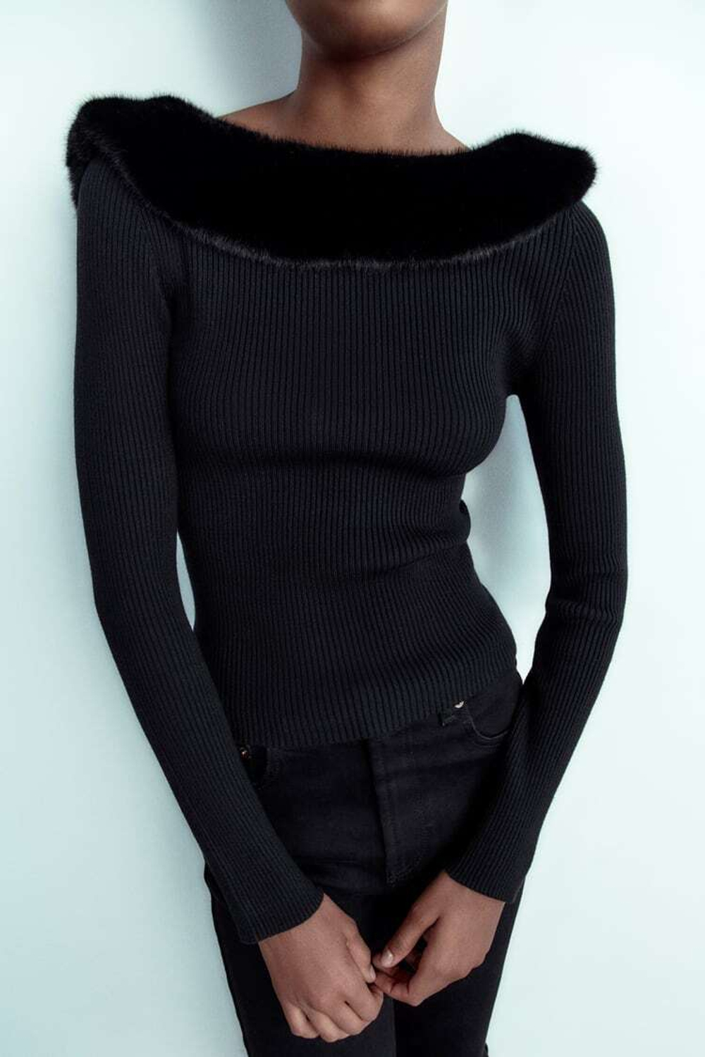 ZARA СВИТЕР С ВОРОТНИКОМ ИЗ ИСКУССТВЕННОГО МЕХА, ЧЕРНЫЙ