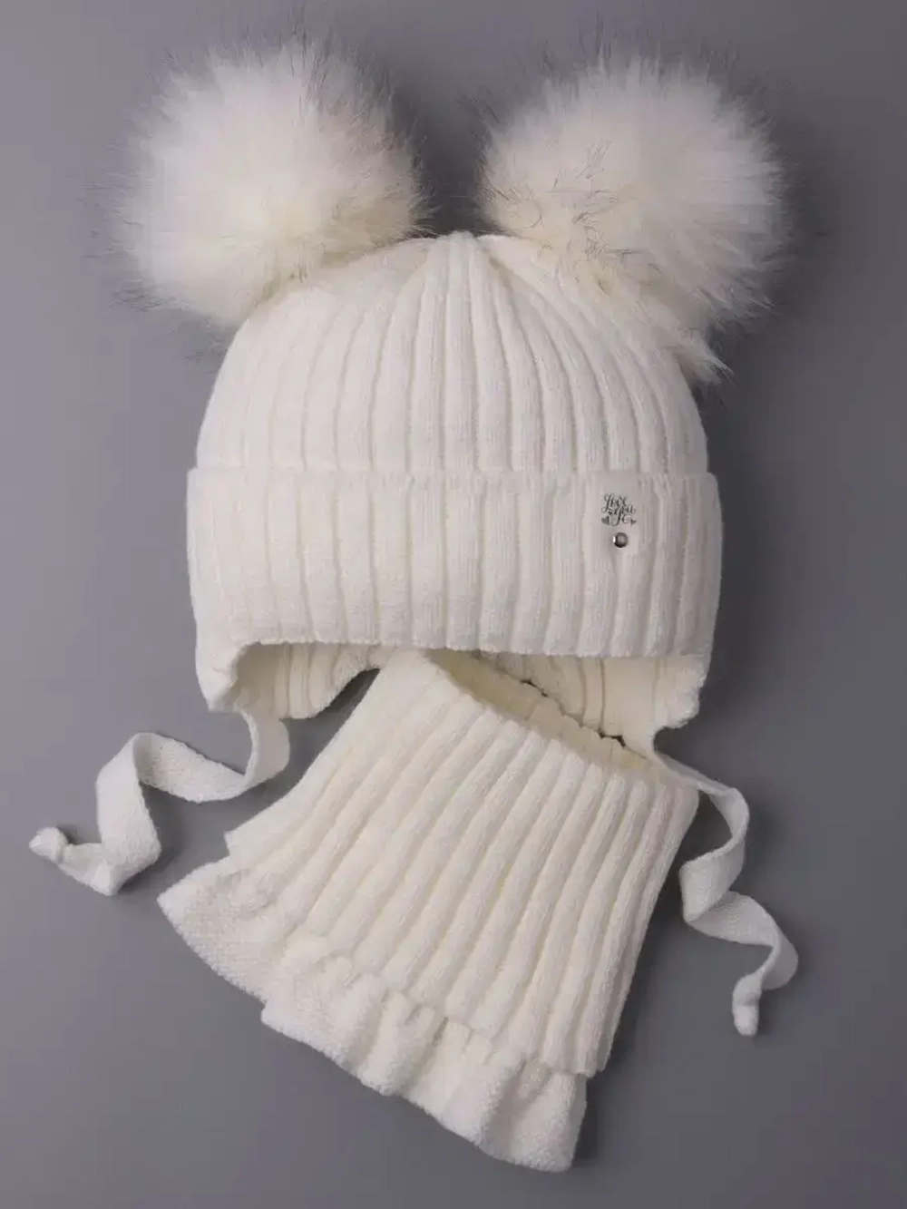 Шапка зимняя детская с помпонами и манишка