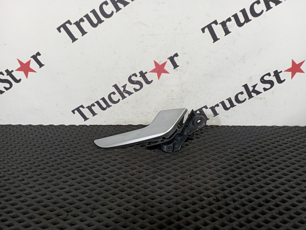 Ручка двери правая внутренняя 2023г.