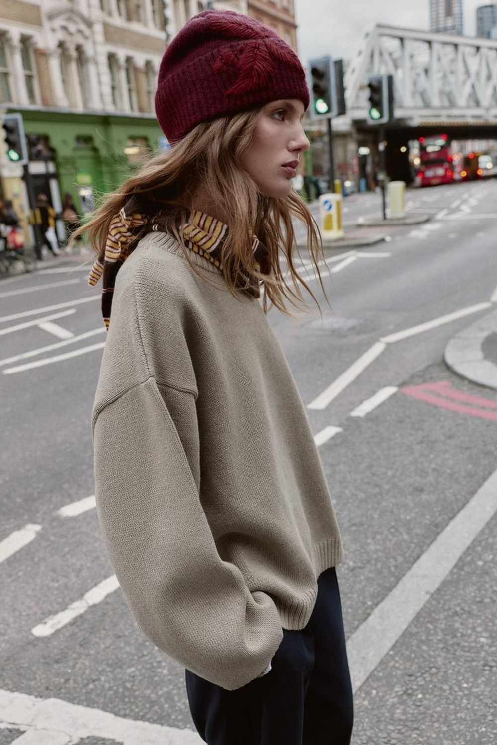 ZARA ШАПКА БИНИ С ВЫШИВКОЙ ЦВЕТОВ, БУРГУНДИ