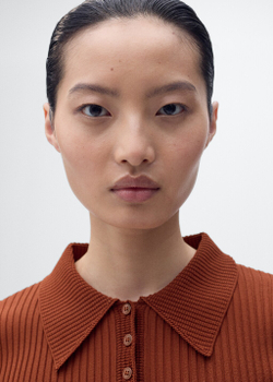 Джемпер в рубчик с воротником поло