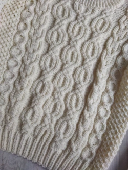 Свитер с аранами ручной работы