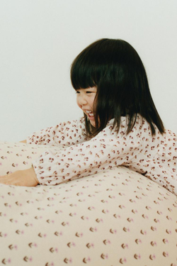 ZARA ПЛАТЬЕ ИЗ РЕЛЬЕФНОЙ ТКАНИ С ЦВЕТОЧНЫМИ ВСТАВКАМИ, ЭКРЮ