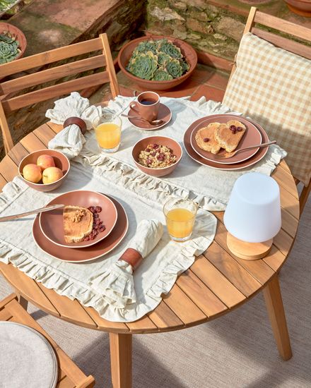 Круглый уличный стол Vilma из массива акации Ø 90 см 100% FSC Испания La Forma