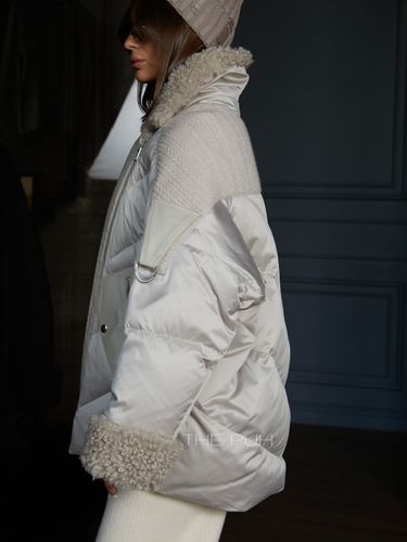 Серый пуховик с воротником из овечьей шерсти